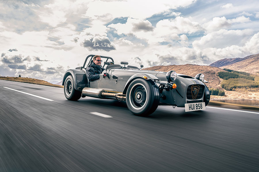 你會為一無所缺的億萬富翁製作甚麼東西呢?不就是沒有擋風窗、車頂和道理可言的超跑囉。我們有幸在某個翻風日子獨佔這些終極speedster,試招場地顯然非蘇格蘭莫屬。