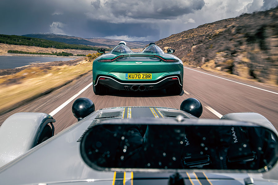 你會為一無所缺的億萬富翁製作甚麼東西呢?不就是沒有擋風窗、車頂和道理可言的超跑囉。我們有幸在某個翻風日子獨佔這些終極speedster,試招場地顯然非蘇格蘭莫屬。