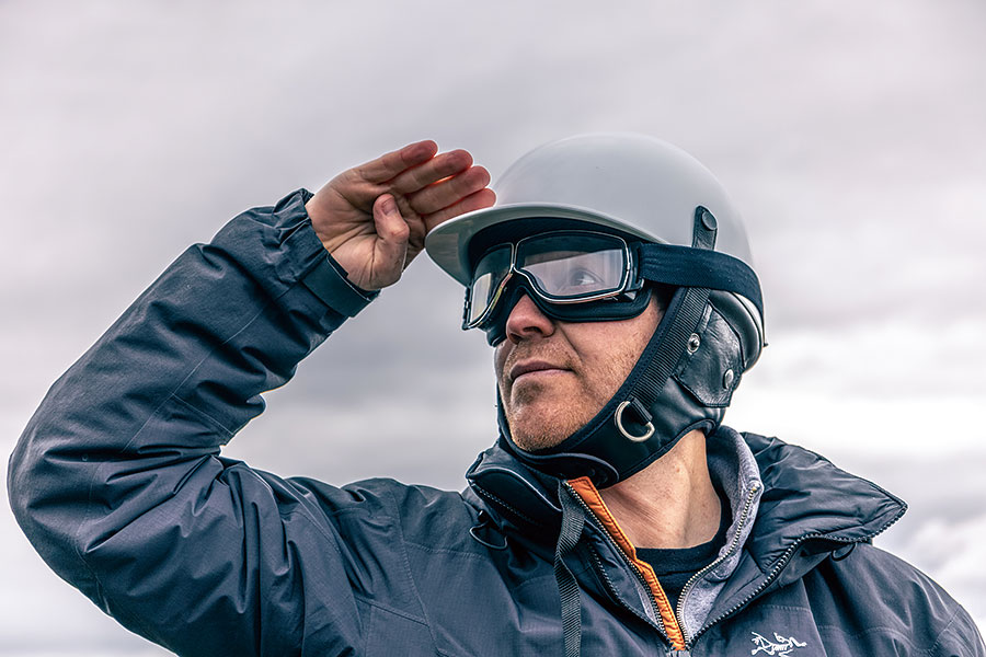 你會為一無所缺的億萬富翁製作甚麼東西呢?不就是沒有擋風窗、車頂和道理可言的超跑囉。我們有幸在某個翻風日子獨佔這些終極speedster,試招場地顯然非蘇格蘭莫屬。