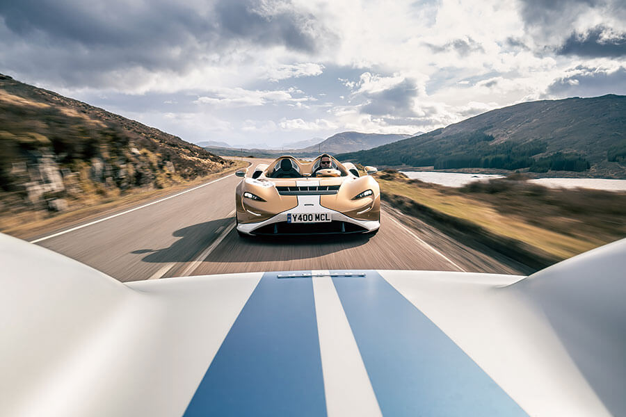 你會為一無所缺的億萬富翁製作甚麼東西呢?不就是沒有擋風窗、車頂和道理可言的超跑囉。我們有幸在某個翻風日子獨佔這些終極speedster,試招場地顯然非蘇格蘭莫屬。