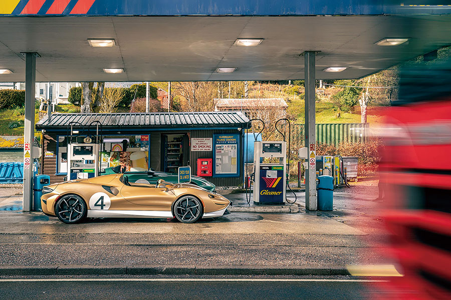 你會為一無所缺的億萬富翁製作甚麼東西呢?不就是沒有擋風窗、車頂和道理可言的超跑囉。我們有幸在某個翻風日子獨佔這些終極speedster,試招場地顯然非蘇格蘭莫屬。
