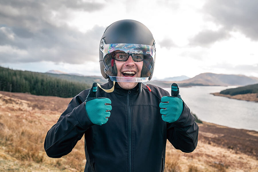 你會為一無所缺的億萬富翁製作甚麼東西呢?不就是沒有擋風窗、車頂和道理可言的超跑囉。我們有幸在某個翻風日子獨佔這些終極speedster,試招場地顯然非蘇格蘭莫屬。