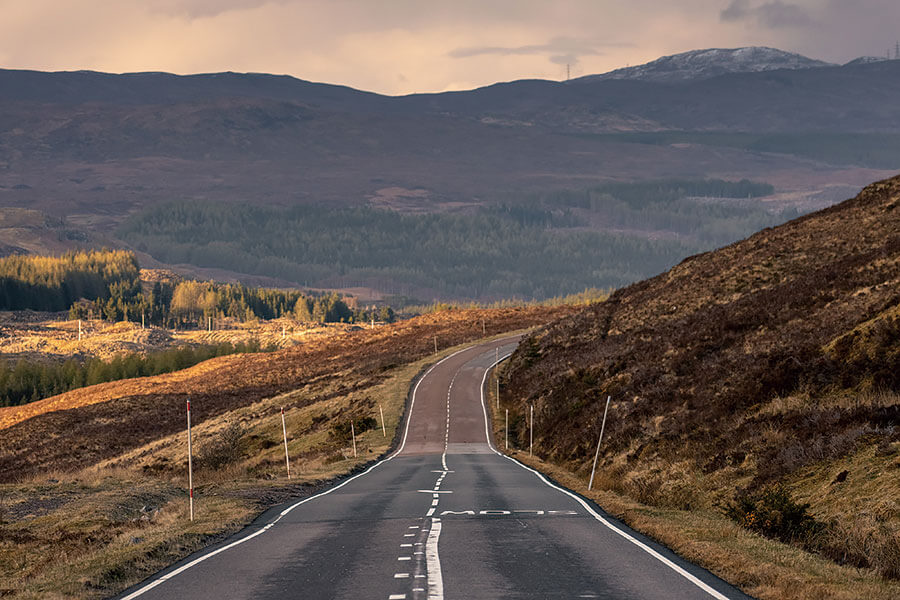 你會為一無所缺的億萬富翁製作甚麼東西呢?不就是沒有擋風窗、車頂和道理可言的超跑囉。我們有幸在某個翻風日子獨佔這些終極speedster,試招場地顯然非蘇格蘭莫屬。