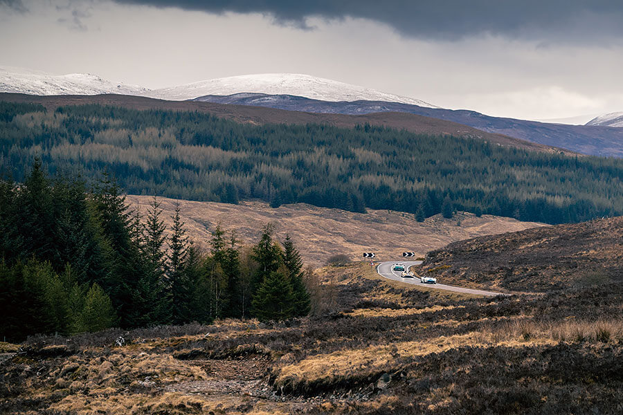 你會為一無所缺的億萬富翁製作甚麼東西呢?不就是沒有擋風窗、車頂和道理可言的超跑囉。我們有幸在某個翻風日子獨佔這些終極speedster,試招場地顯然非蘇格蘭莫屬。