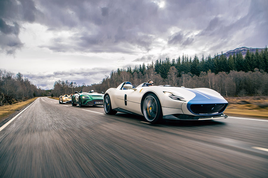 你會為一無所缺的億萬富翁製作甚麼東西呢?不就是沒有擋風窗、車頂和道理可言的超跑囉。我們有幸在某個翻風日子獨佔這些終極speedster,試招場地顯然非蘇格蘭莫屬。