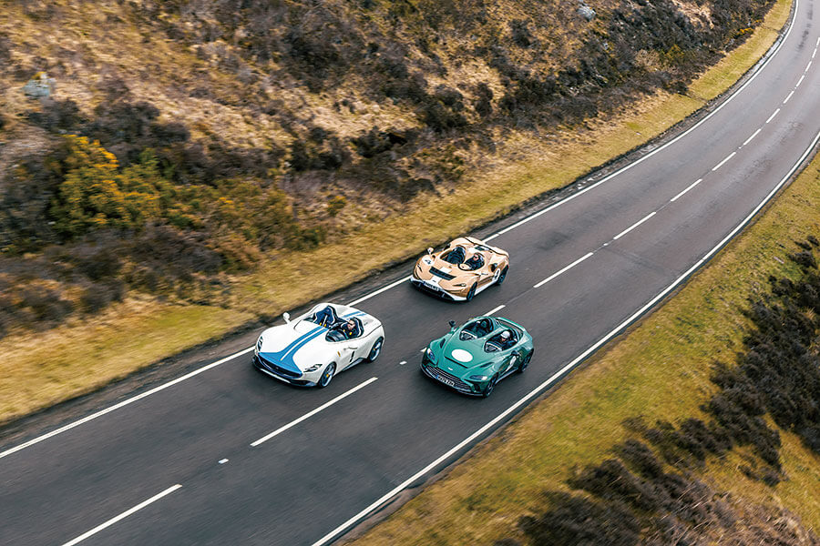 你會為一無所缺的億萬富翁製作甚麼東西呢?不就是沒有擋風窗、車頂和道理可言的超跑囉。我們有幸在某個翻風日子獨佔這些終極speedster,試招場地顯然非蘇格蘭莫屬。