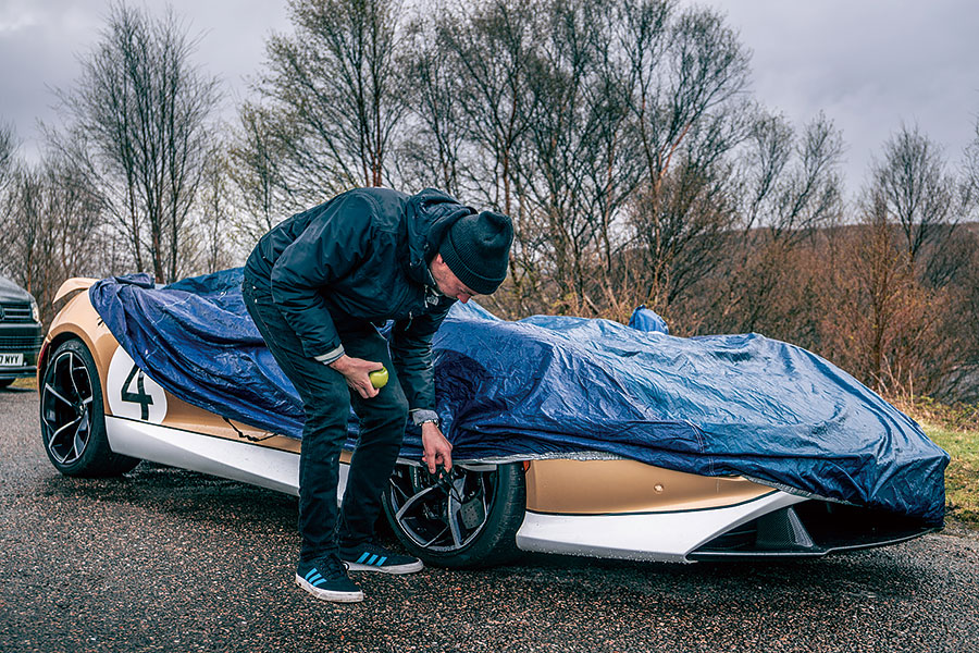 你會為一無所缺的億萬富翁製作甚麼東西呢?不就是沒有擋風窗、車頂和道理可言的超跑囉。我們有幸在某個翻風日子獨佔這些終極speedster,試招場地顯然非蘇格蘭莫屬。