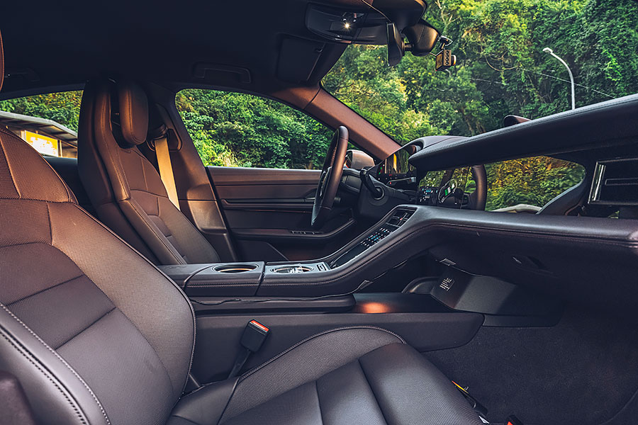 就機械架構來說,這是你可以買到最具保時捷精神的四門跑房。