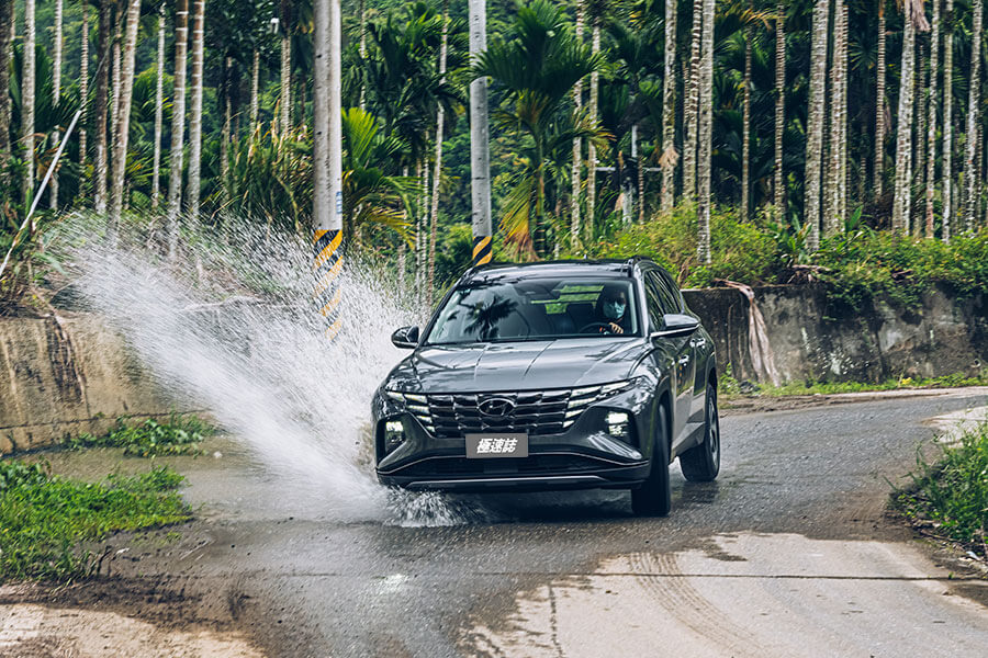 哇曲密,家用SUV的確不一定要長得溫良恭儉、秀外慧中。