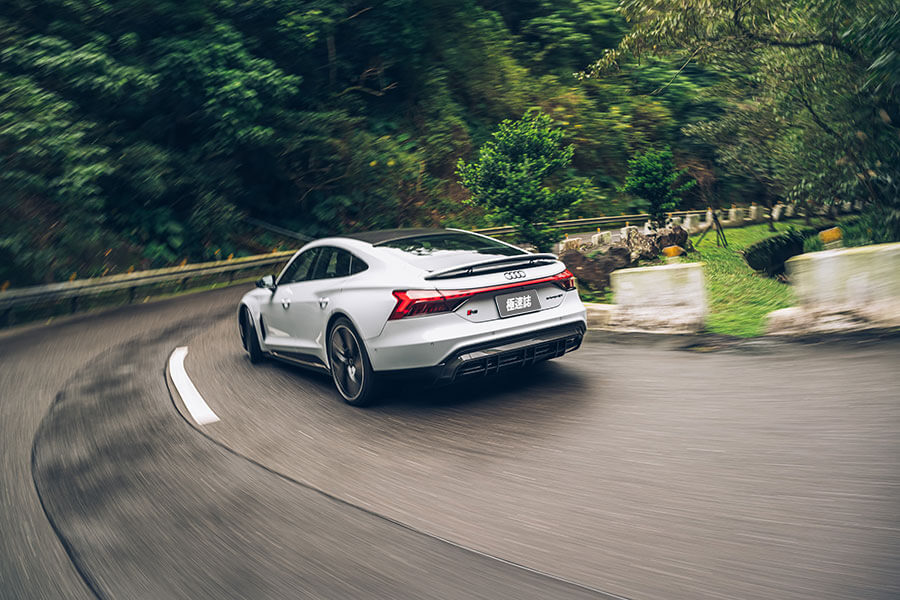 不像預期中那般科幻,但反而更讓人感動。