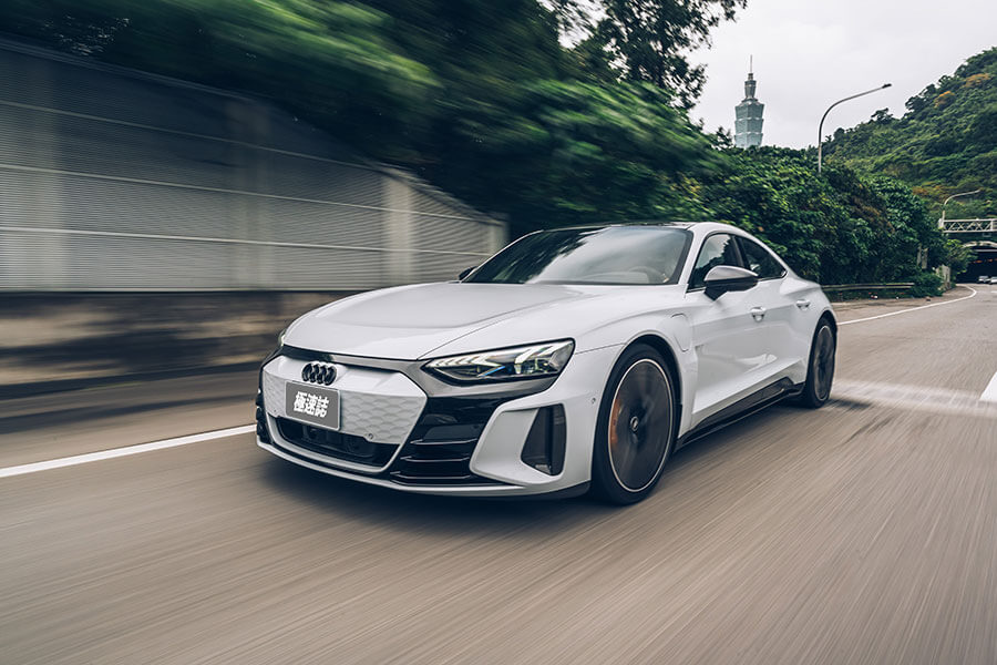 不像預期中那般科幻,但反而更讓人感動。