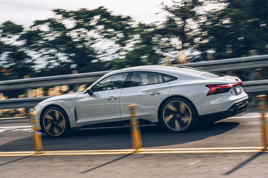 不像預期中那般科幻,但反而更讓人感動。