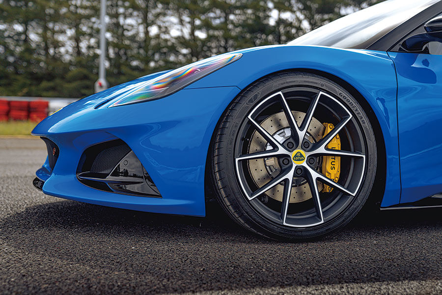 Emira仍然是斤兩十足的蓮花跑車,這一點毋庸置疑,可是在奔向銷售成功的路上說不定會令一眾英國跑車純粹主義者心煩意亂。