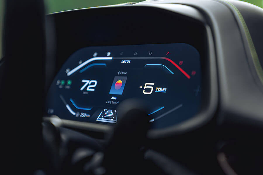 Emira仍然是斤兩十足的蓮花跑車,這一點毋庸置疑,可是在奔向銷售成功的路上說不定會令一眾英國跑車純粹主義者心煩意亂。