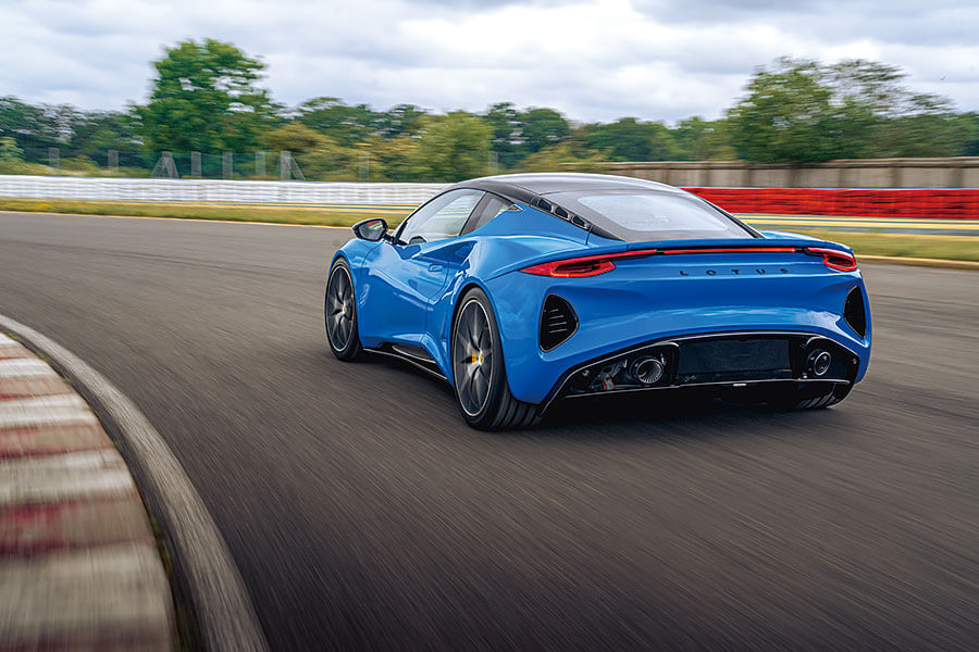 Emira仍然是斤兩十足的蓮花跑車,這一點毋庸置疑,可是在奔向銷售成功的路上說不定會令一眾英國跑車純粹主義者心煩意亂。