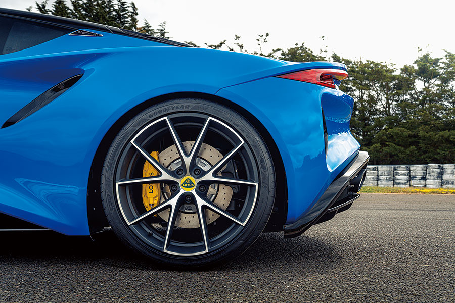 Emira仍然是斤兩十足的蓮花跑車,這一點毋庸置疑,可是在奔向銷售成功的路上說不定會令一眾英國跑車純粹主義者心煩意亂。