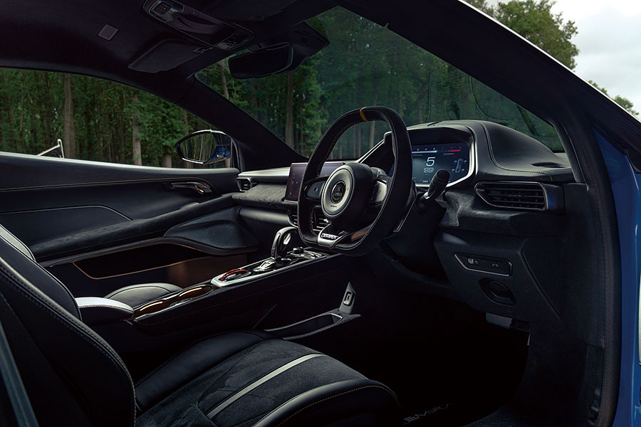 Emira仍然是斤兩十足的蓮花跑車,這一點毋庸置疑,可是在奔向銷售成功的路上說不定會令一眾英國跑車純粹主義者心煩意亂。