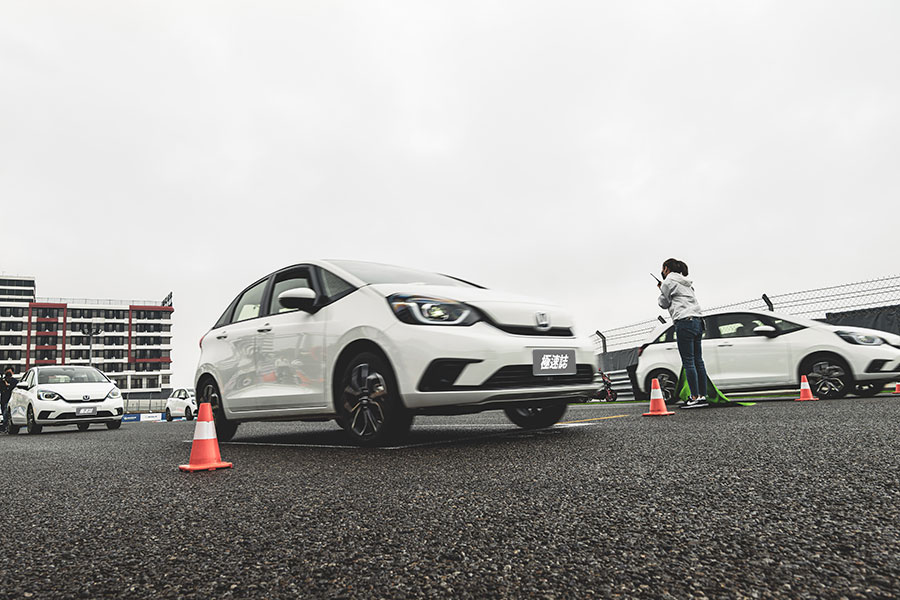 管他油幾分、電幾趴，看過小說都知道天雷雙劍要合璧才最強。