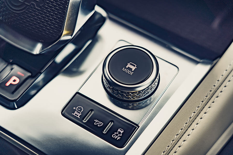 車未到、聲先到。