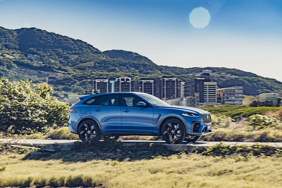 車未到、聲先到。