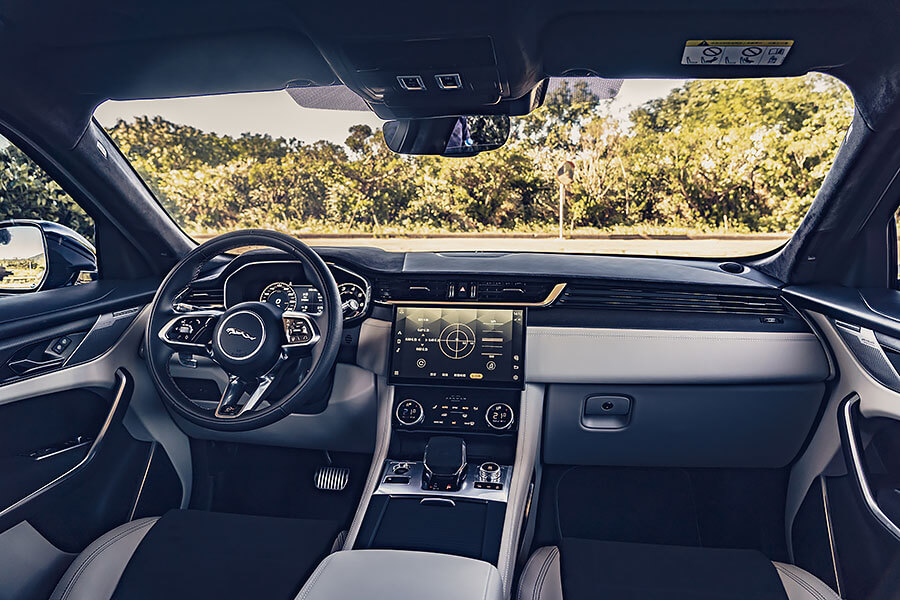 車未到、聲先到。