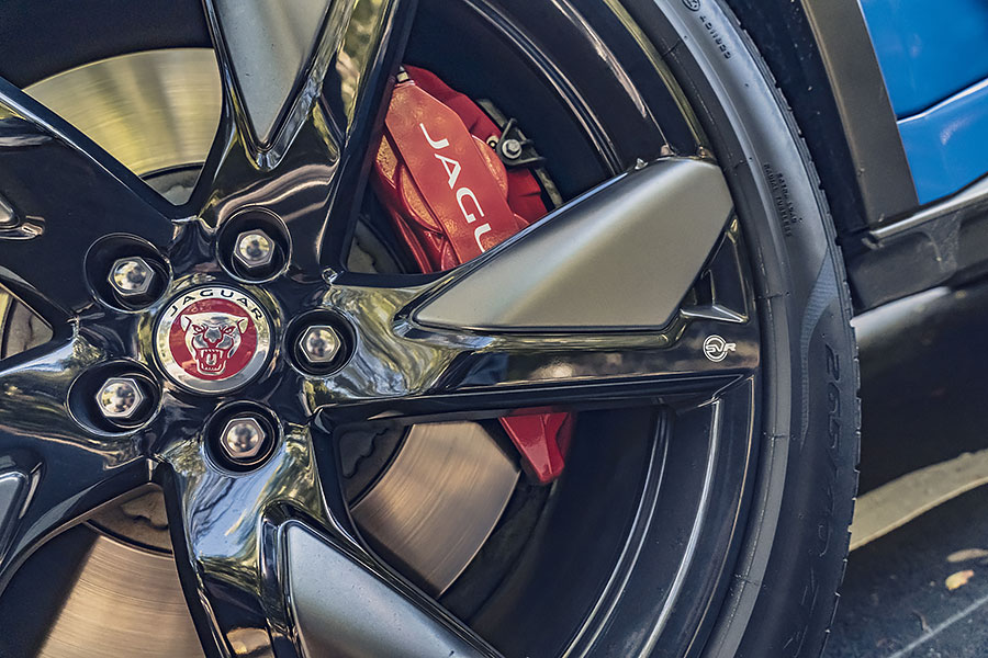 車未到、聲先到。