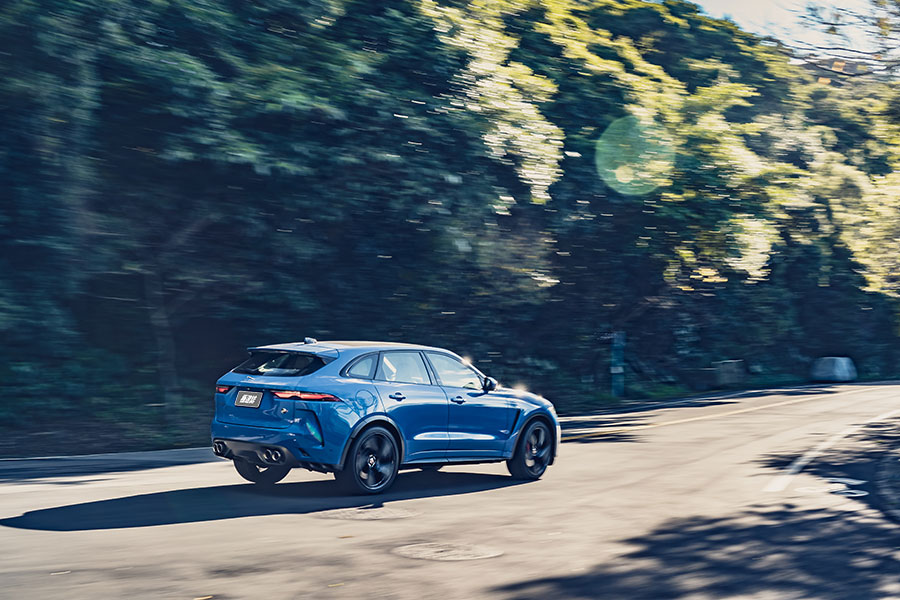 車未到、聲先到。