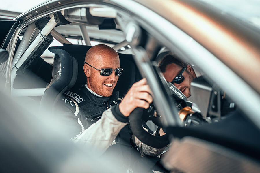 身在現場觀看賓利挑戰派克峰幕後情況,然後親身一試這個非常霸道的GT3挑戰者有多少斤兩,心血少一點也吃不消……