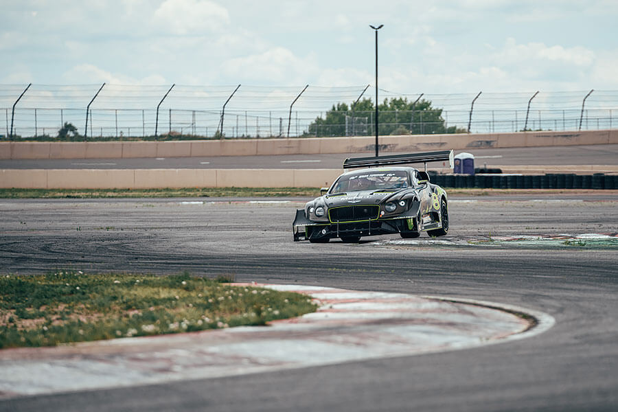 身在現場觀看賓利挑戰派克峰幕後情況,然後親身一試這個非常霸道的GT3挑戰者有多少斤兩,心血少一點也吃不消……