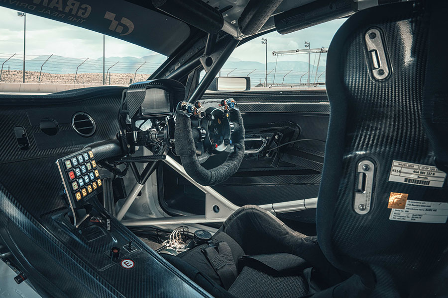 身在現場觀看賓利挑戰派克峰幕後情況,然後親身一試這個非常霸道的GT3挑戰者有多少斤兩,心血少一點也吃不消……