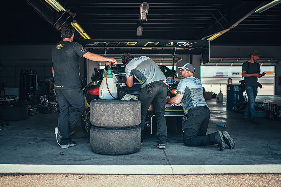 身在現場觀看賓利挑戰派克峰幕後情況,然後親身一試這個非常霸道的GT3挑戰者有多少斤兩,心血少一點也吃不消……