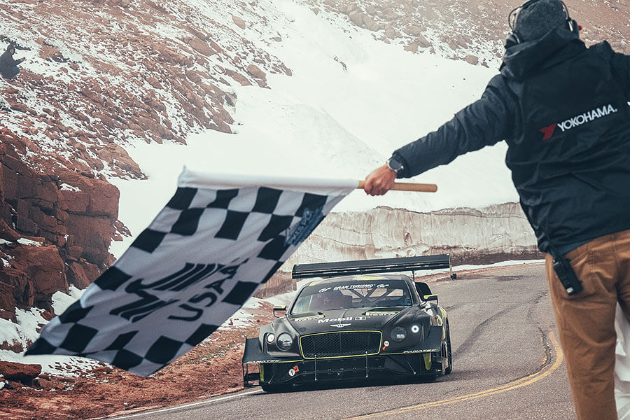 身在現場觀看賓利挑戰派克峰幕後情況,然後親身一試這個非常霸道的GT3挑戰者有多少斤兩,心血少一點也吃不消……