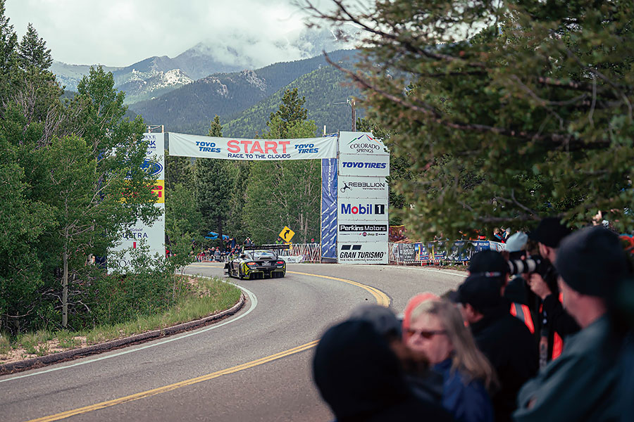 身在現場觀看賓利挑戰派克峰幕後情況,然後親身一試這個非常霸道的GT3挑戰者有多少斤兩,心血少一點也吃不消……