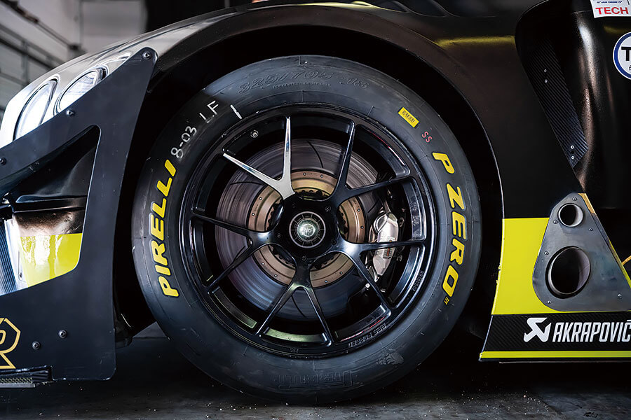 身在現場觀看賓利挑戰派克峰幕後情況,然後親身一試這個非常霸道的GT3挑戰者有多少斤兩,心血少一點也吃不消……