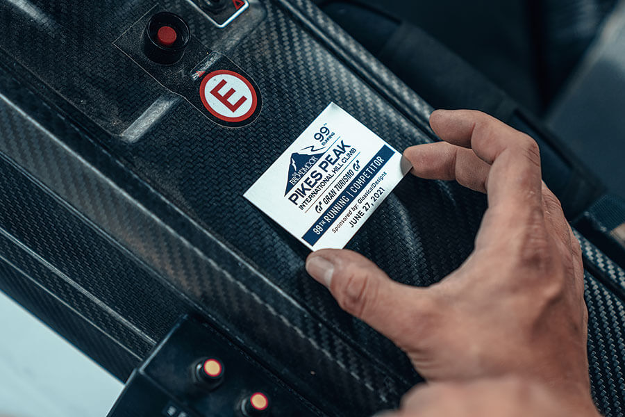 身在現場觀看賓利挑戰派克峰幕後情況,然後親身一試這個非常霸道的GT3挑戰者有多少斤兩,心血少一點也吃不消……