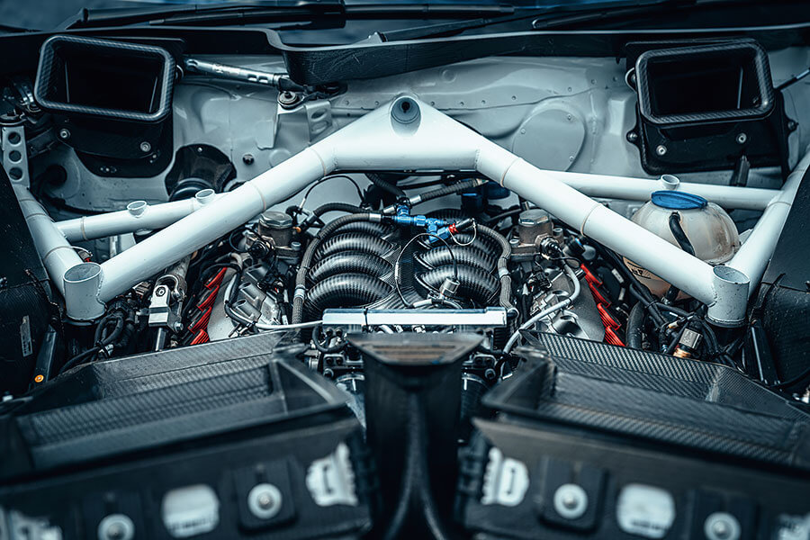 身在現場觀看賓利挑戰派克峰幕後情況,然後親身一試這個非常霸道的GT3挑戰者有多少斤兩,心血少一點也吃不消……