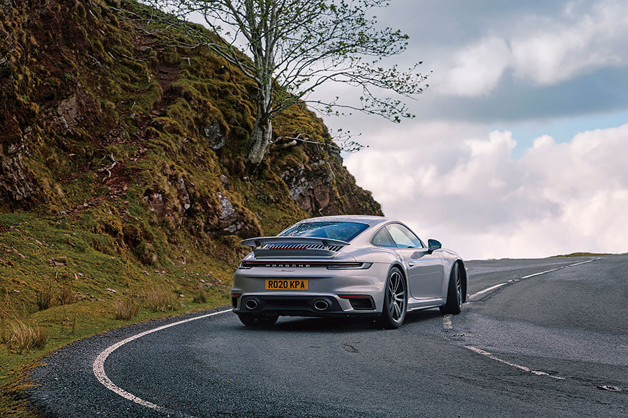 藍天白雲,壯闊公路,四部GT任君嘗,一馬當先的Roma以較為悠哉游哉的手法演繹法拉利秘笈,此之謂……