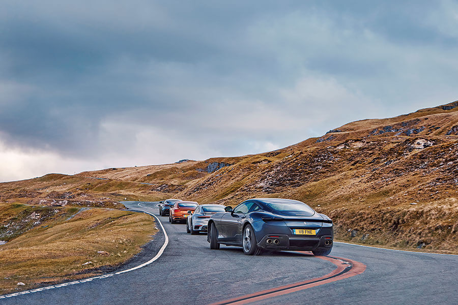 藍天白雲,壯闊公路,四部GT任君嘗,一馬當先的Roma以較為悠哉游哉的手法演繹法拉利秘笈,此之謂……