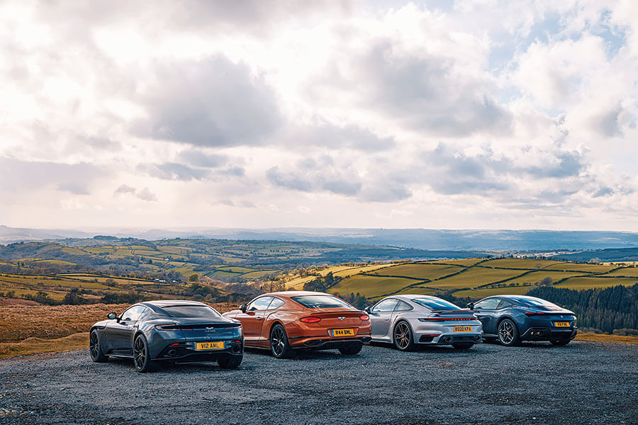 藍天白雲,壯闊公路,四部GT任君嘗,一馬當先的Roma以較為悠哉游哉的手法演繹法拉利秘笈,此之謂……