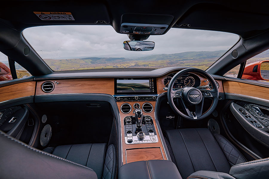 藍天白雲,壯闊公路,四部GT任君嘗,一馬當先的Roma以較為悠哉游哉的手法演繹法拉利秘笈,此之謂……