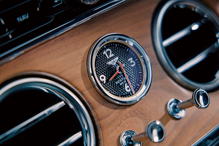 藍天白雲,壯闊公路,四部GT任君嘗,一馬當先的Roma以較為悠哉游哉的手法演繹法拉利秘笈,此之謂……