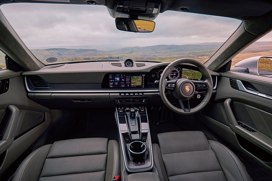 藍天白雲,壯闊公路,四部GT任君嘗,一馬當先的Roma以較為悠哉游哉的手法演繹法拉利秘笈,此之謂……