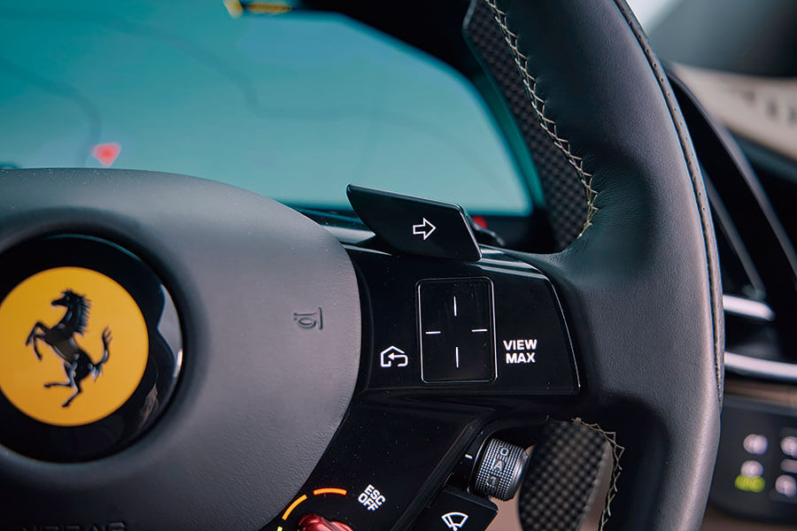 藍天白雲,壯闊公路,四部GT任君嘗,一馬當先的Roma以較為悠哉游哉的手法演繹法拉利秘笈,此之謂……