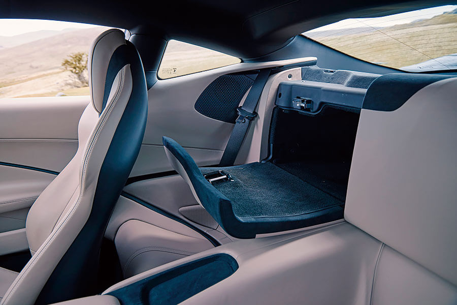 藍天白雲,壯闊公路,四部GT任君嘗,一馬當先的Roma以較為悠哉游哉的手法演繹法拉利秘笈,此之謂……