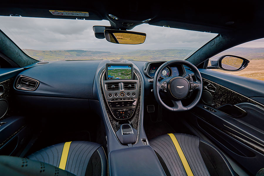 藍天白雲,壯闊公路,四部GT任君嘗,一馬當先的Roma以較為悠哉游哉的手法演繹法拉利秘笈,此之謂……