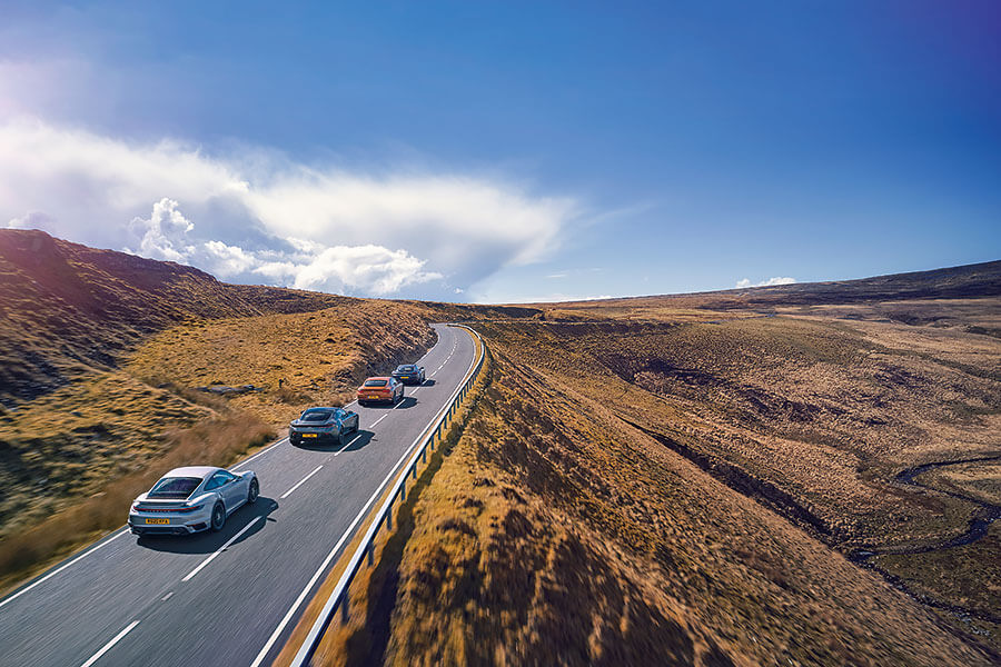 藍天白雲,壯闊公路,四部GT任君嘗,一馬當先的Roma以較為悠哉游哉的手法演繹法拉利秘笈,此之謂……