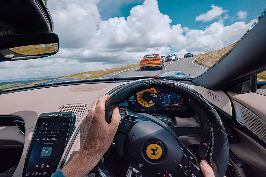 藍天白雲,壯闊公路,四部GT任君嘗,一馬當先的Roma以較為悠哉游哉的手法演繹法拉利秘笈,此之謂……