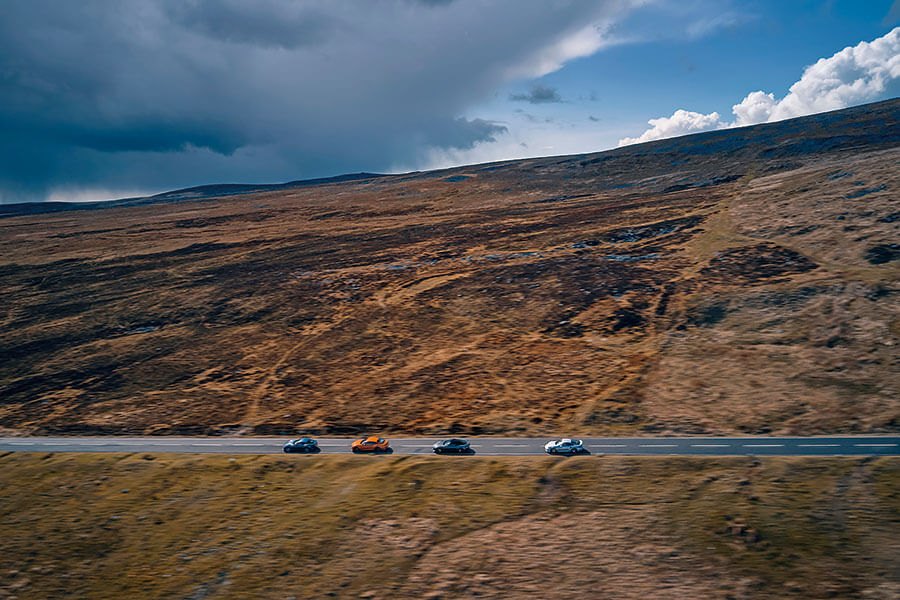 藍天白雲,壯闊公路,四部GT任君嘗,一馬當先的Roma以較為悠哉游哉的手法演繹法拉利秘笈,此之謂……