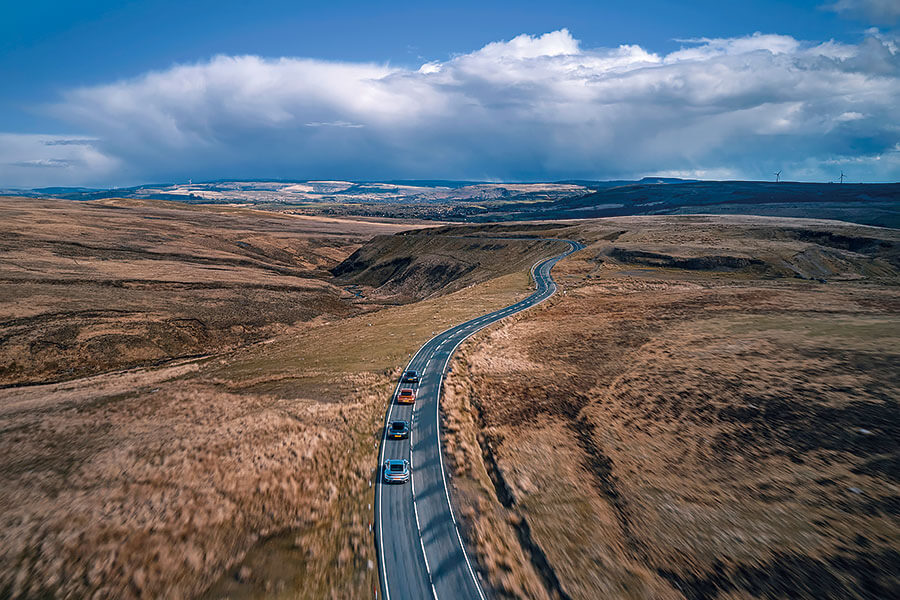 藍天白雲,壯闊公路,四部GT任君嘗,一馬當先的Roma以較為悠哉游哉的手法演繹法拉利秘笈,此之謂……