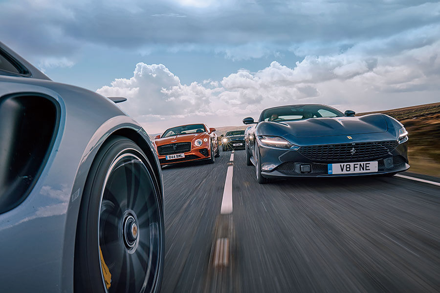 藍天白雲,壯闊公路,四部GT任君嘗,一馬當先的Roma以較為悠哉游哉的手法演繹法拉利秘笈,此之謂……